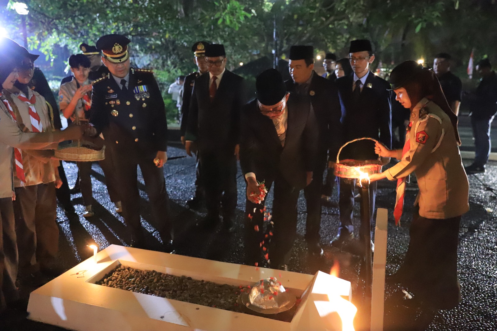 malam-renungan-suci-di-tmp-kota-tangerang-hormati-jasa-pahlawan-jelang-hut-ke-80-ri