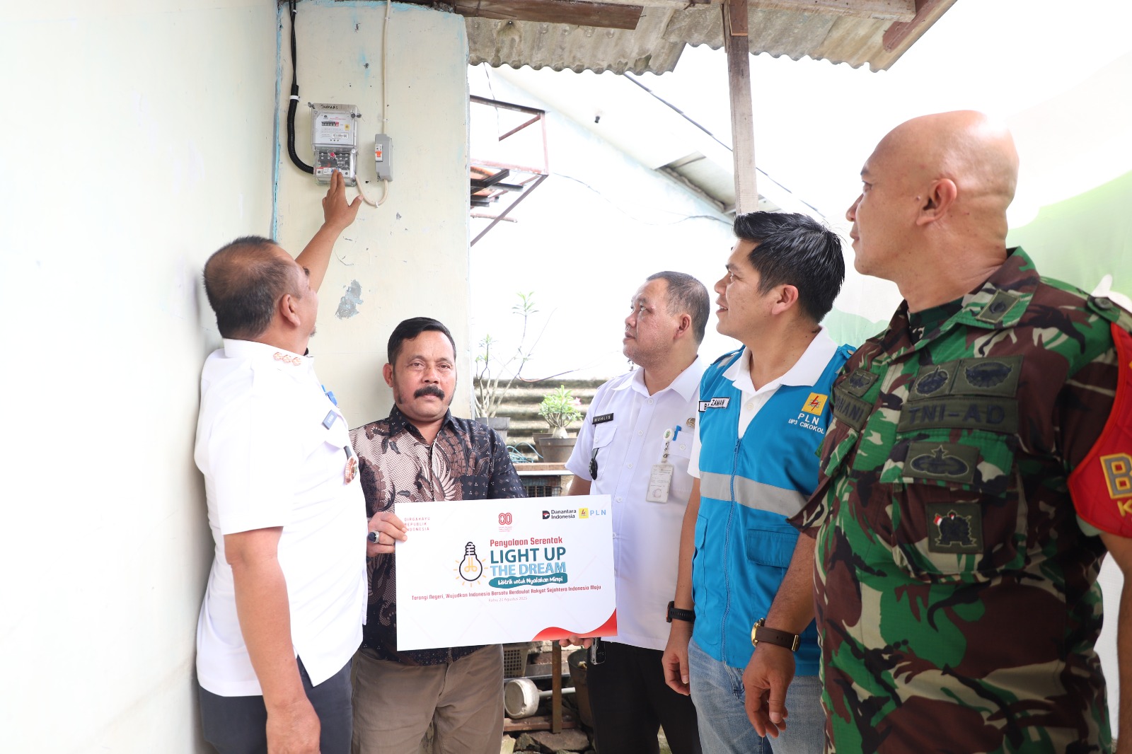 sebanyak-63-warga-kota-tangerang-nikmati-sambungan-listrik-gratis-lewat-program-light-up-the-dream