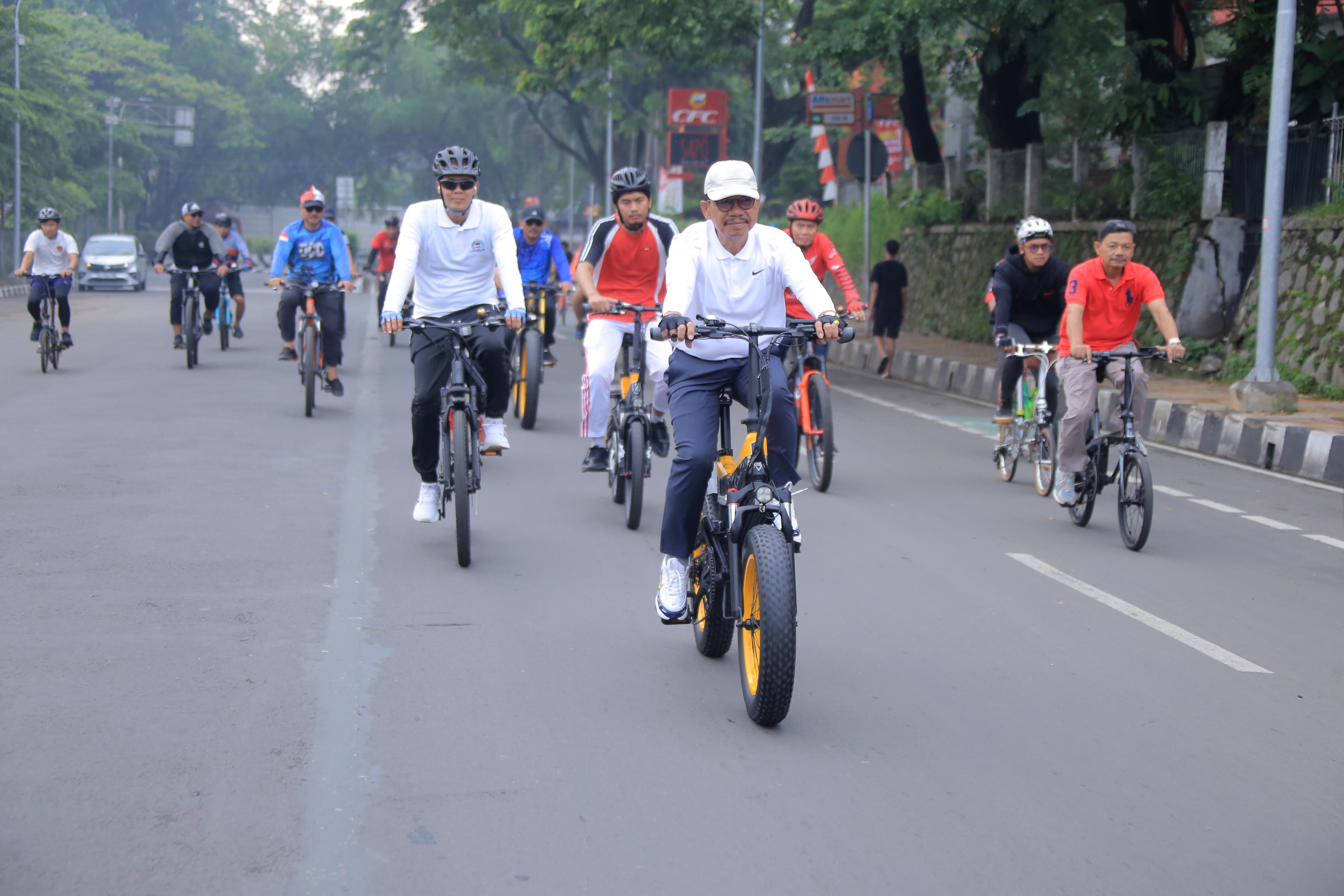 ribuan-warga-gowes-bareng-sachrudin-ajak-jaga-semangat-persatuan-dan-lingkungan