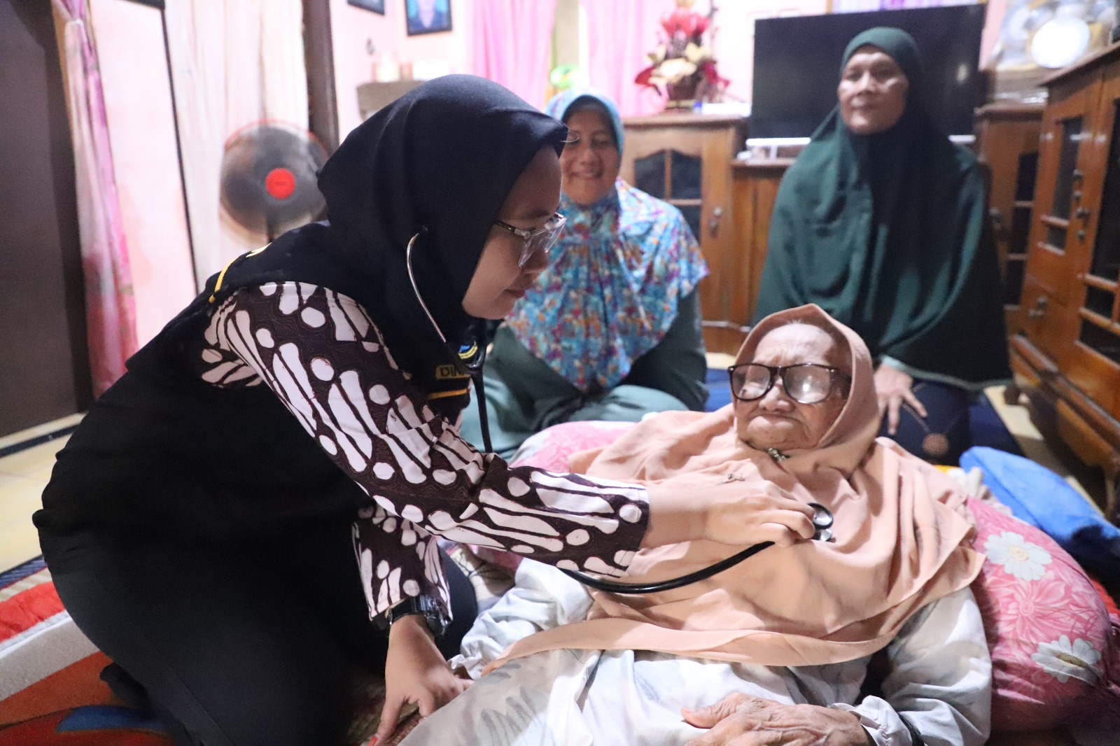 tak-perlu-ke-puskesmas-lansia-di-kota-tangerang-dapat-layanan-home-care-pemeriksaan-hingga-pendampingan-moral