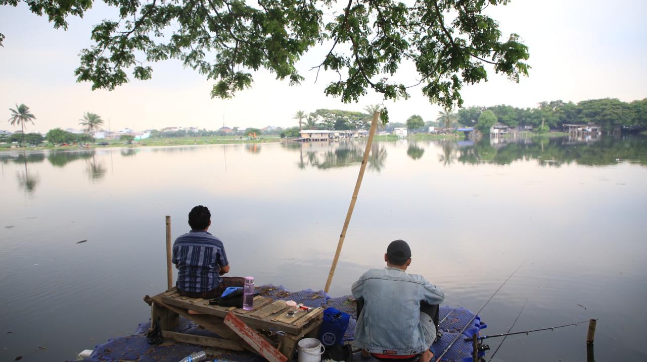 wisata-murah-meriah-di-situ-bulakan-kota-tangerang-nongkrong-sore-dan-mancing-seru