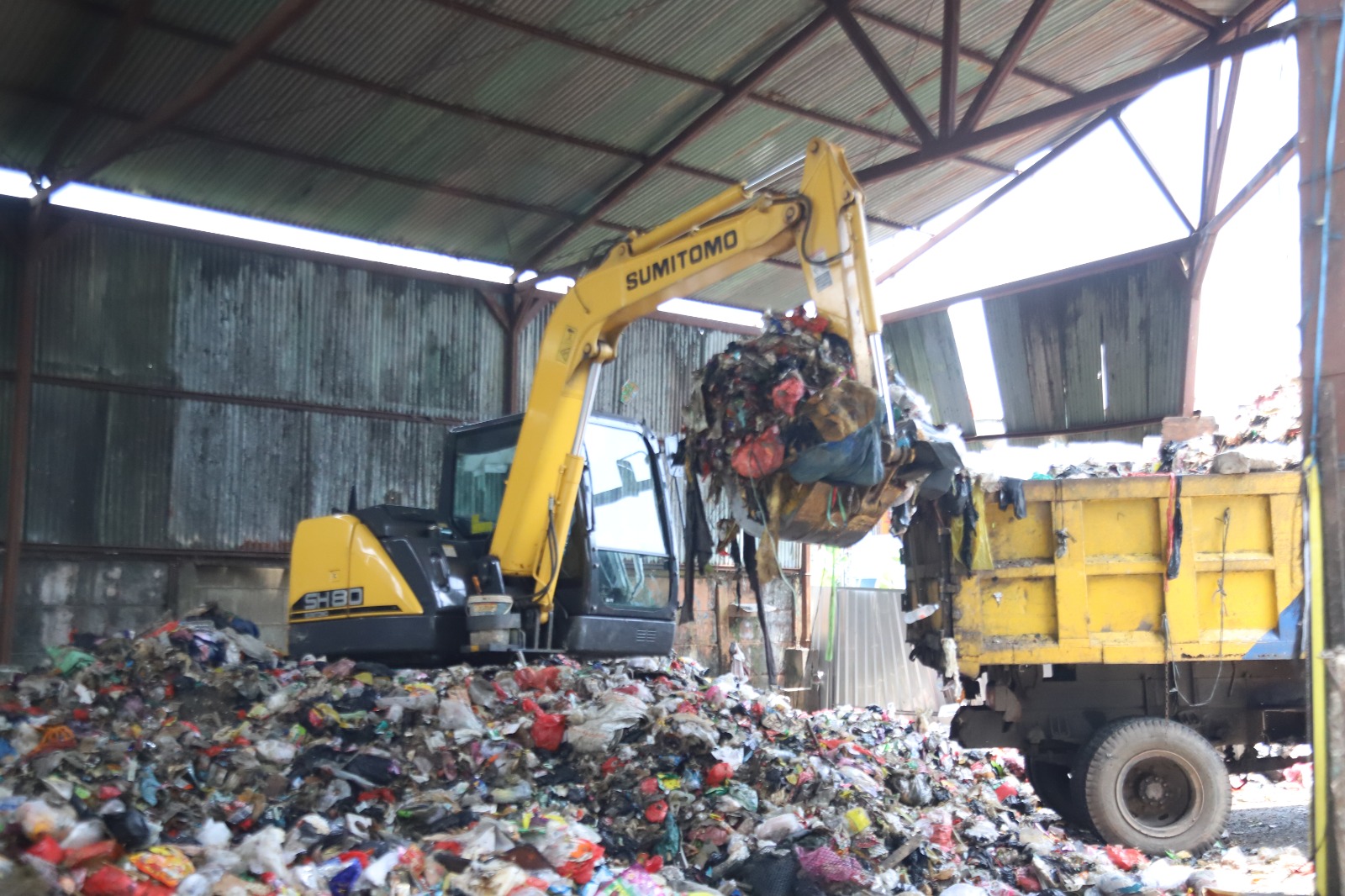 pemkot-tangerang-atasi-penumpukan-sampah-di-tps-pasar-rubuh-kerahkan-20-armada-kebersihan