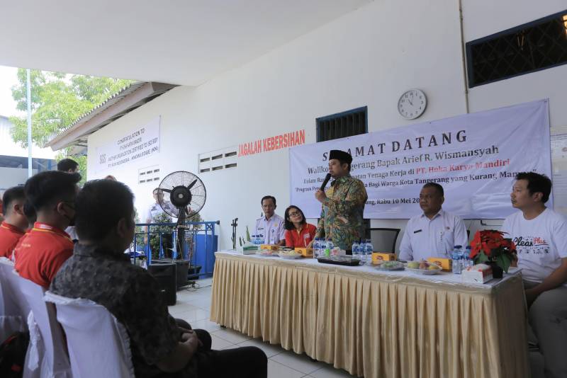 Pemkot Tangerang dan Dinas Ketenagakerjaan menyalurkan bantuan kepada masyarakat tidak mampu dan penyandang disabilitas