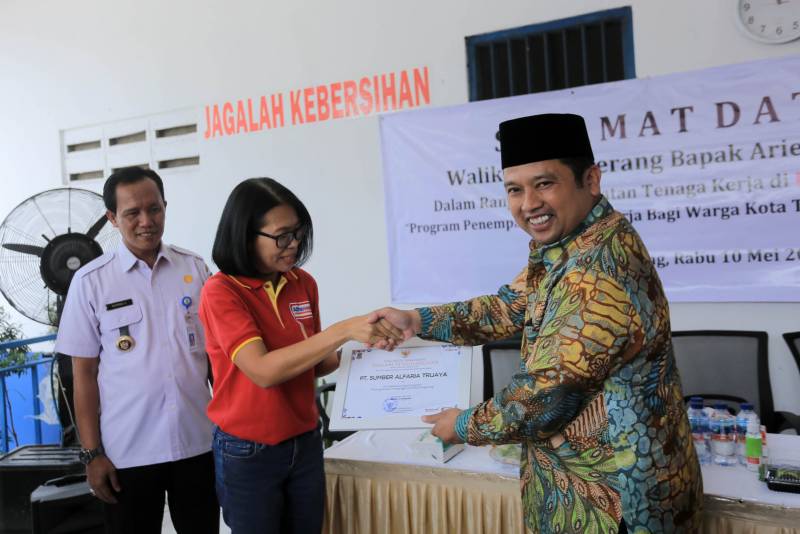 Wali Kota Tangerang, Arief R. Wismahsyah, saat memberikan bantuan kepada masyarakat